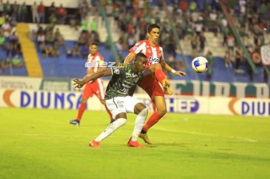 El chileno Marcos Velásquez se le anticipa a una jugada a Brayan Castillo. FOTOS: Moisés Valenzuela.