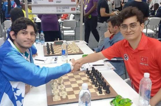 Joel Gavarrete estrechando su mano con un seleccionado de Turquía.