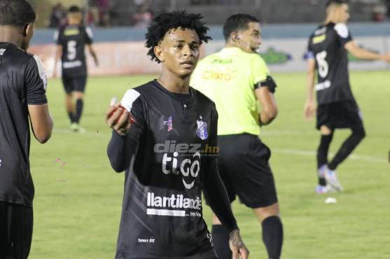 ¡Cristian Sacaza, con un agónico doblete, borra el “terror” en La Ceiba y el Honduras Progreso vence al Vida para olvidarse del descenso!