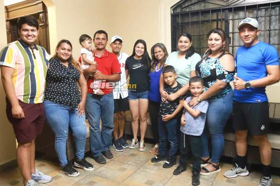 El jugador estuvo acompañado de su familia un día antes de viajar a Salónica. FOTO: Franklin Muñoz.