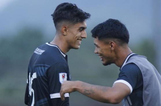 Andy Hernández no paró de recibir cariños de su compañeros en Tocoa. FOTO: Neptalí Romero