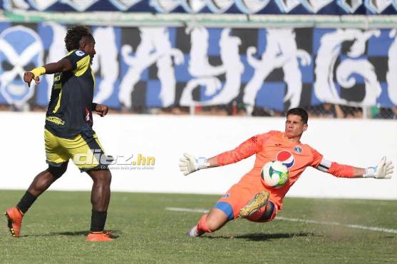 Así fue la gran parada de Rougier a Franco Güity para mantener el empate. FOTOS: David Romero y Aníbal Vásquez.
