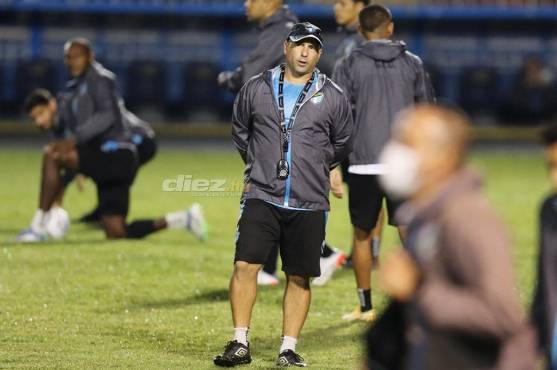 El Comunicaciones de Guatemala haciendo el reconocimiento de la cancha del estadio Nacional de Tegucigalpa. Fotos David Romero