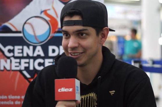 Mauricio Dubón se mostró sonriente en plática con el periodista de DIEZ, Omar Gutiérrez. FOTOS: Mauricio Ayala