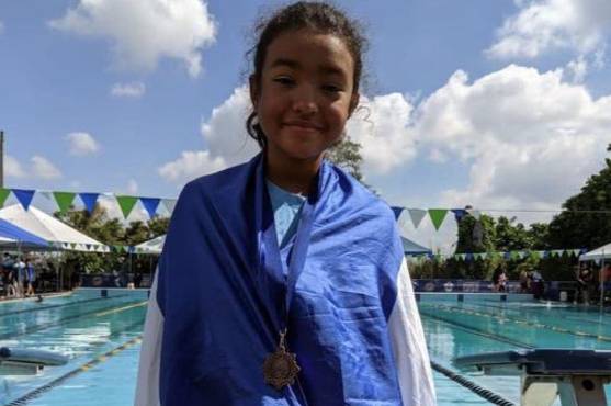 Fernanda Varela con su medalla de bronce.