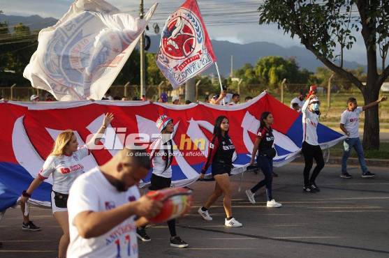 La Ultra Fiel y su llegada al estadio Olímpico. Foto: Mauricio Ayala.