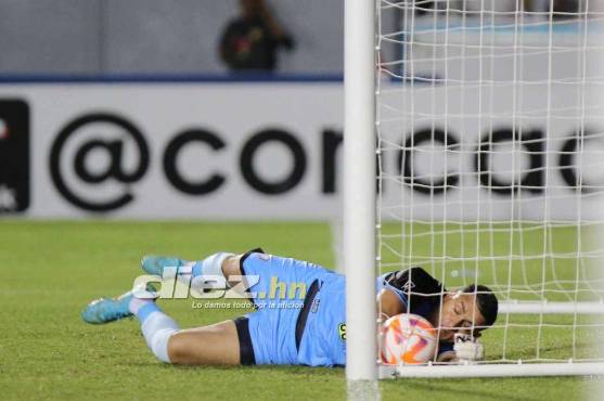 Harold Fonseca y el momento justo en que sacó la pelota. ¿Ingresó completamente el balón?
