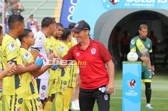 Pedro Troglio, entrenador del Olimpia, agradeciendo a los jugadores del Génesis por su bonito gesto. Foto Diez: Andro Rodríguez