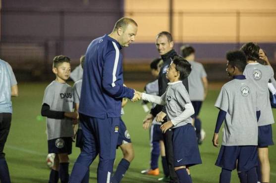 Los dos entrenadores son Rodolfo Borell (Asistente de Pep Guardiola en el City) y Matthew Pilkington (DT de NYCFC 2) que dirigieron a Fredy en el Downtown United Soccer Club en Manhattan.