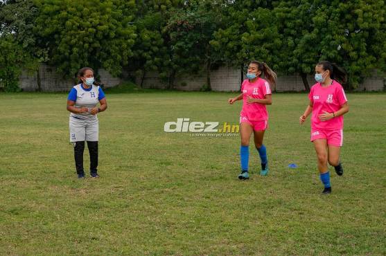 Antes de encarar el Premundial, el DT mexicano trabaja para seguir fortaleciendo, con sus acompañantes, el balompié femenino. FOTOS: Mauricio Ayala.