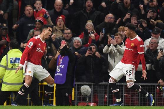 Cristiano Ronaldo celebrando su primer tanto junto a Jadon Sancho.