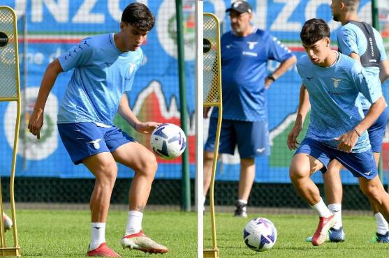Valerio Marinacci durante la pretemporada con el primer equipo de la Lazio. Atrás está el entrenador Maurizio Sarri.