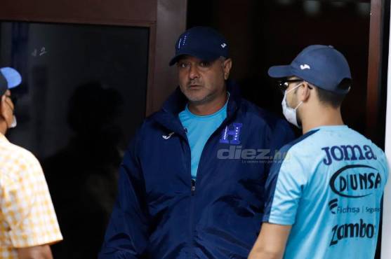 El entrenador de la H no pudo gozar de un entreno en cancha previo a viajar a Curazao debido a las lluvias en San Pedro Sula. FOTOS: Mauricio Ayala