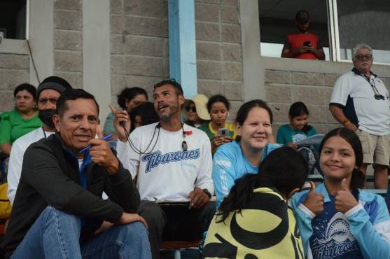 Muchas personas han asistido Campeonato Nacional de Natación Piscina Larga por Puntos .