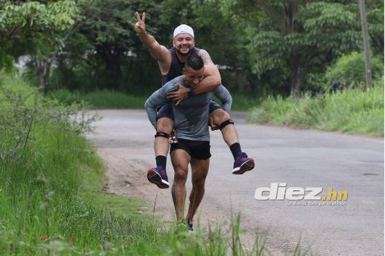 !Momento cómico! Saúl Carranza no pudo más y Luis Garrido lo tuvo que llevar. Ambos la pasaron bien en esta aventura deportiva. FOTOS: David Romero