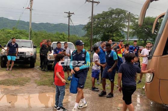 Aficionados y niños esperaron la llegada de Motagua al estadio Emilio Williams.