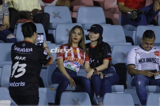 La bellas aficionadas comienzan a llegar al estadio Ceibeño.