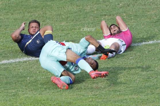 En la recta final del primer tiempo el portero Marlon Licona atropelló en el área a Lucas Campana. No se señaló infracción.