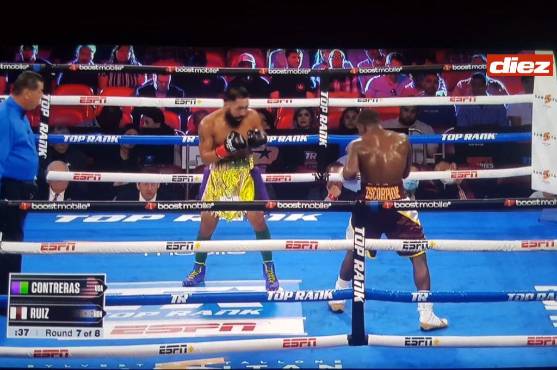 Llegaba el séptimo round y los luchadores seguían intercambiando golpes para tratar de llevarse la pelea.