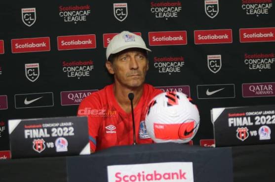 Pedro Troglio no se raja a las puertas de su primer título internacional con Olimpia. FOTOS: Alex Pérez