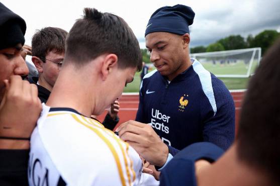 Mbappé es del Real Madrid: El delantero francés empieza a firmar camisetas del conjunto blanco previo a su fichaje oficial