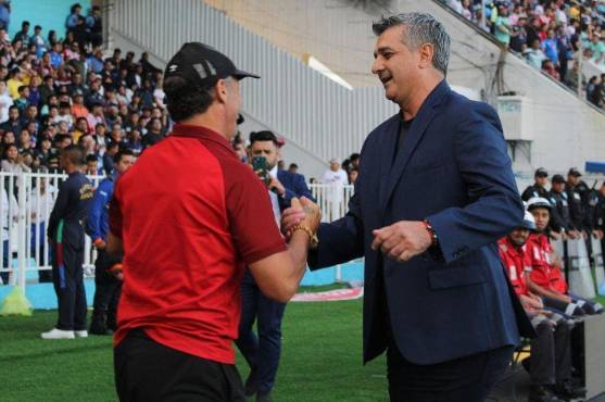 Pedro Troglio y Diego Vázquez saludándose