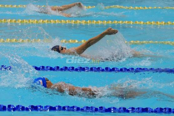 Gabriel (gorro azul oscuro), tiene como fortaleza la prueba de los 100 metros libres, aunque es capaz de competir en cualquier prueba.