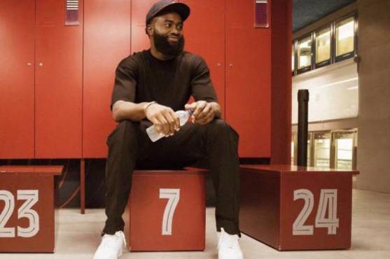 Jaylen Brown en el vestuario de los jugadores del Barcelona y en la taquiñlla de Ousmane Dembélé.