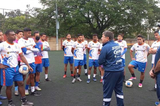 Hernán “Bolillo” Gómez visita entreno de la UPNFM y habla de la suspensión de FIFA a Bryan Moya