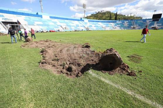 Se removerá en su totalidad la cancha del Nacional. Las obras ya empezaron. FOTOS: Marvin Salgado