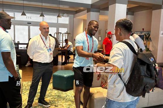 Andy Najar saludando a Maynor Figueroa, ex jugador y capitán de la Selección de Honduras.