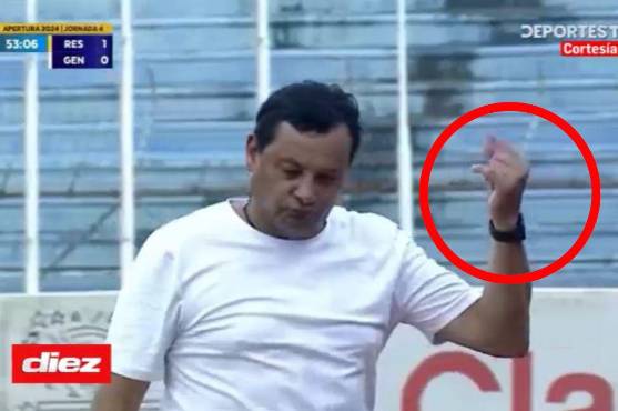 El polémico gesto del entrenador de Real España, Jeaustin Campos, al árbitro central Darwin Cedillo, de La Ceiba.
