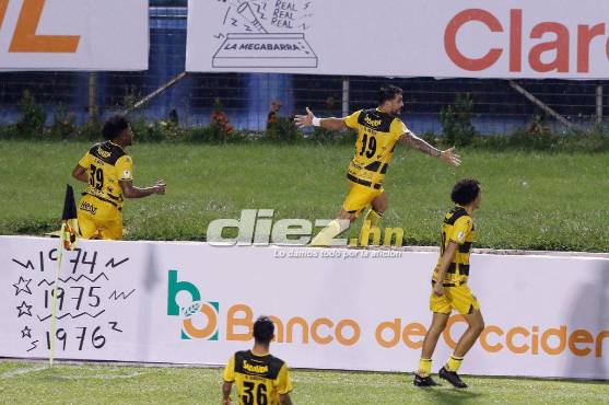 Ramiro Rocca y su celebración tras marcar el empate 3-3 ante Motagua. Foto DIEZ: Neptalí Romero.