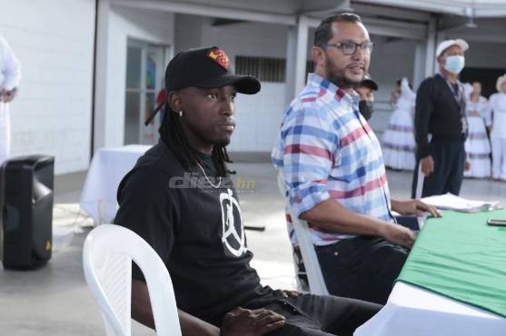 Alberth Elis realizó una donación de mil dólares a la escuela de natación de la Municipalidad de San Pedro Sula.