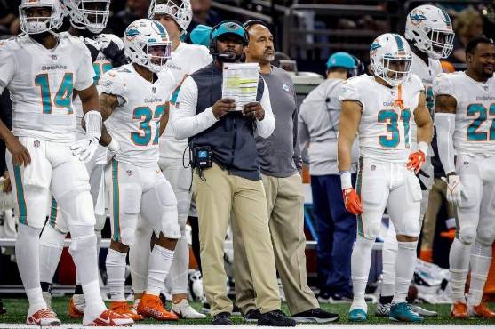 Brian Flores dirigiendo a los Miami Dolphins.