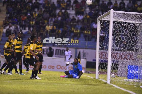El golazo olímpico de Edwin Rodríguez en el Real España vs Olimpia. Foto: Héctor Edú.