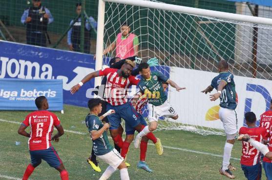 Olimpia y Marathón empataron en la ida en San Pedro Sula. Foto: Neptali Romero