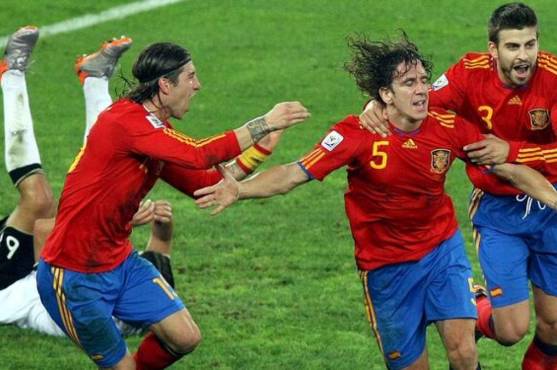Ramos y Piqué celebrando el gol de Puyol ante Alemania.