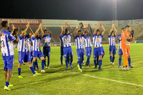 Victoria se presentó al estadio al igual que la cuarteta arbitral, esperaron 15 minutos hasta que se dio por finalizado.