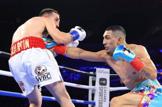 ¡Honduras celebra! Teófimo López, en decisión dividida, venció al español Sandor Martín y da paso gigante en el superligero