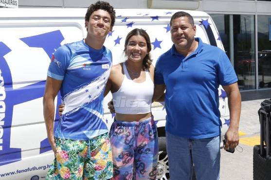 Los nadadores Gabriel Martínez y Michell Ramírez junto a su entrenador “Coro” Gónzales, llegando al aeropuerto catracho tras su exitoso viaje.