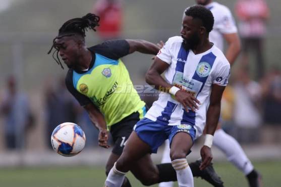 El delantero Shalton González de Olancho FC intenta escaparse.