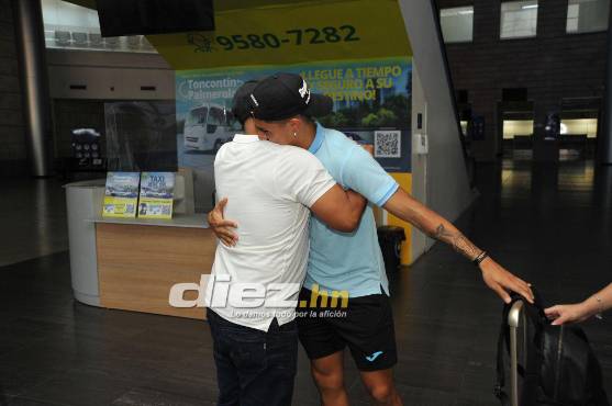 Enrique Palma, padre de Luis Palma, fue a recibir a su hijo en el aeropuerto de Toncontin. Foto: Marvin Salgado.