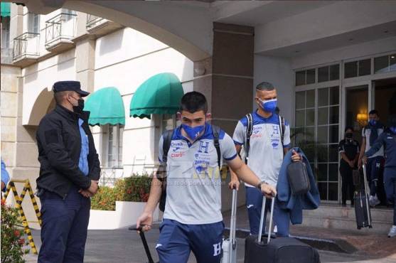 Kervin Arriaga el lunes al salir con todo el grupo al aeropuerto, pero del aeropuerto fue regresado a su hogar por una alerta migratoria.