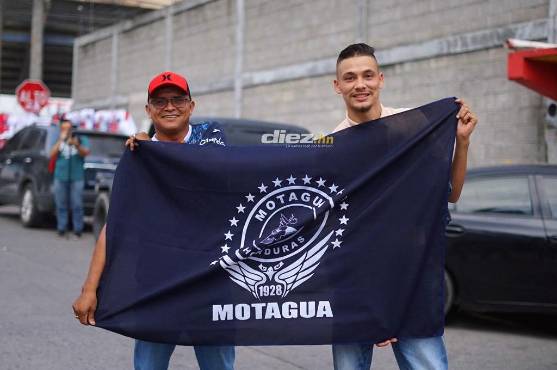 A pesar de la prohibición, este par de aficionados el Motagua, llegaron así al estadio.