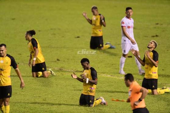 De rodillas, así agradecieron los jugadores del Real España el triunfo ante Olimpia.