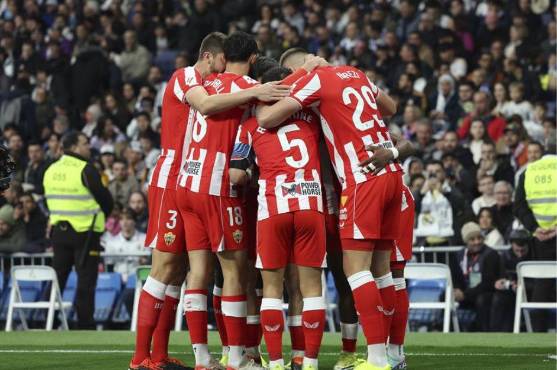 Real Madrid rescata un polémico triunfo ante el Almería en la Liga Española con grandes incidencias del VAR