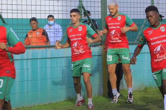 Campana y Molina hicieron sus trabajos de calentamiento con tenis,