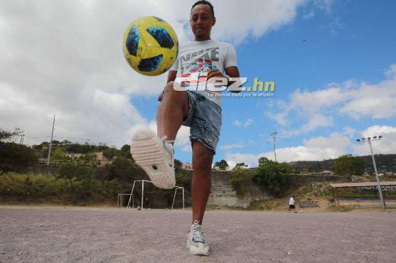 Luis Cerna, delantero de la UPNFM, en el campo de la Centroamérica, donde marcó muchos goles en la liga burocrática. Foto: David Romero.