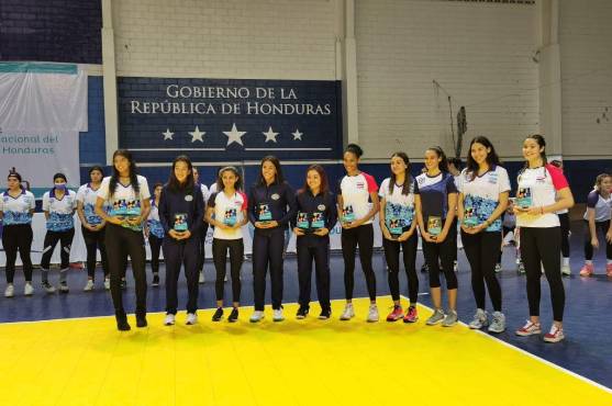 Jugadoras que ganaron reconocimientos individuales en el torneo de voleibol.